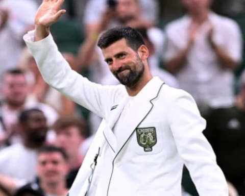 Djokovic cruises Into Wimbledon third round with dominant win over Tsitsipas