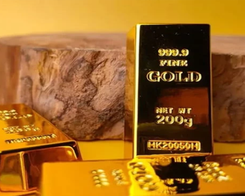 Gold price jumps Rs.13,700 to record Rs.471,936 per tola