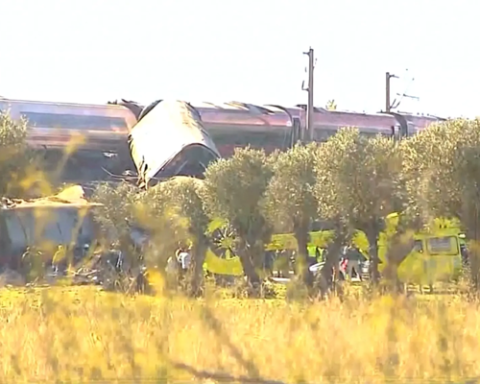 Spain train crash kills 64, death toll feared to rise