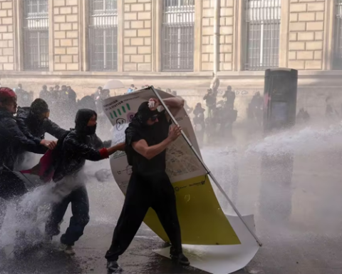 Paris Police Fire Tear Gas to Disperse Fresh Protests