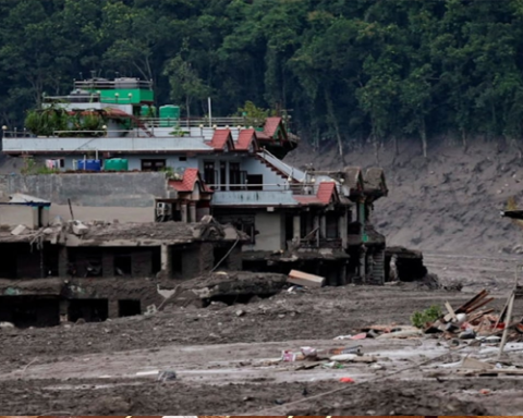 Nepal flood disaster kills 95 as hundreds of tourists go missing