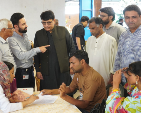 Karachi Press Club, Aga Khan University Hospital hold medical camp