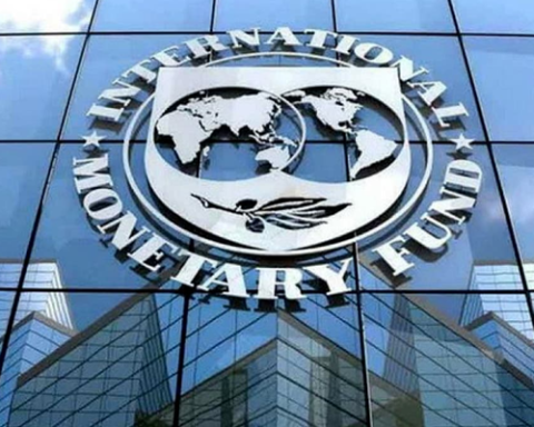 IMF pushes Pakistan for tough tax measures