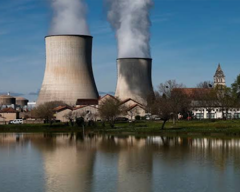 France shuts nuclear reactors amid heatwave