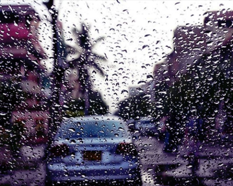 Light drizzle expected to bring brief relief to heat-struck Karachi