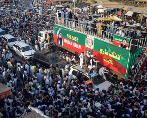 PTI long march moves towards Kohat after overnight stay in Karak