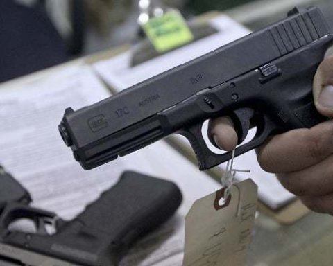 Masked robbers loot women at gunpoint in Karachi