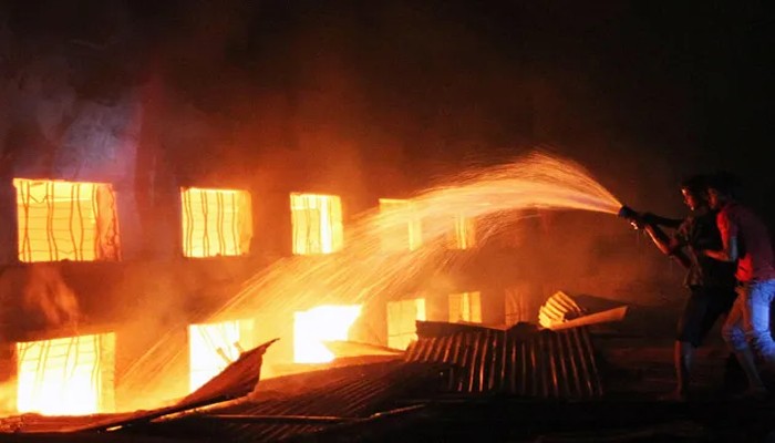 Massive fire breaks out at garment factory in Karachi | Pakistan State Time