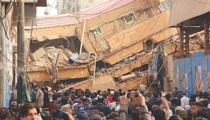 Six storey building collaps in Karachi, injures 5