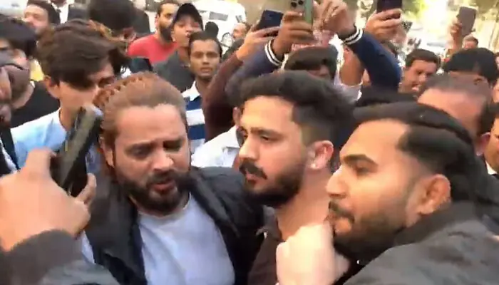 Rajab Butt assaulted during Karachi court hearing - watch video