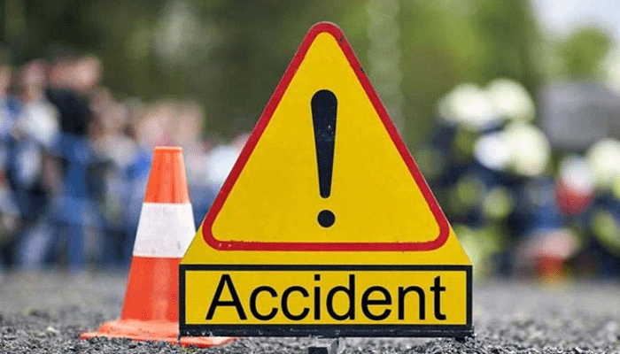 One dead, two hurt in Shahrah-e-Faisal crash