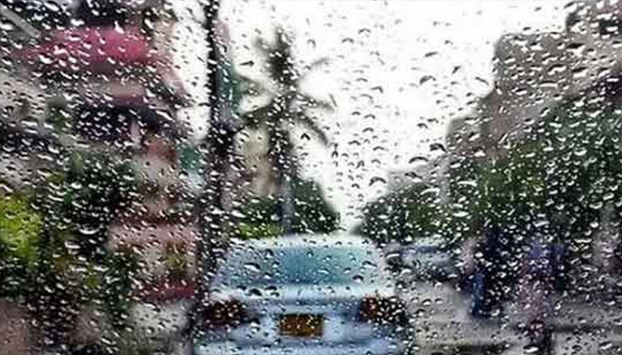 Heavy rain and hailstorms lash Karachi - WATCH