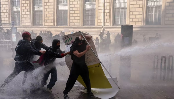 Paris Police Fire Tear Gas to Disperse Fresh Protests