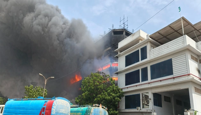 Seven injured as massive fire erupts at Karachi factory