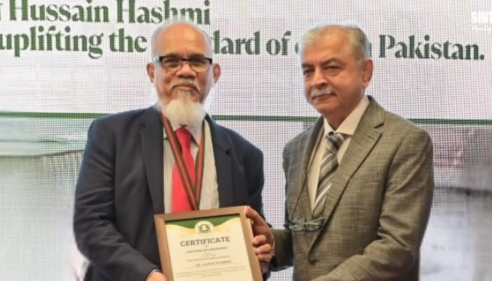 Prof. Altaf Hashmi of SIUT  received lifetime achievement award 