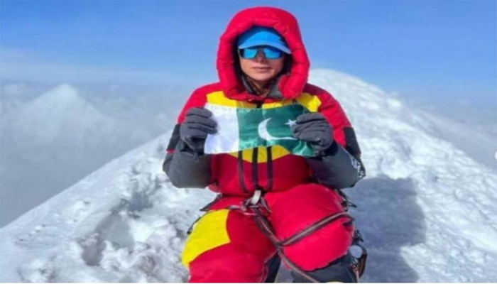 Naila Kiani summits Kanchenjunga