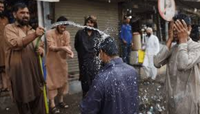Heatwave grips Karachi with hot, humid weather