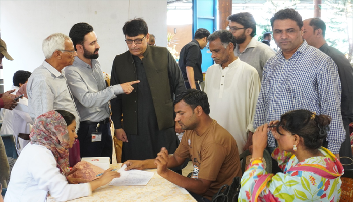 Karachi Press Club, Aga Khan University Hospital hold medical camp