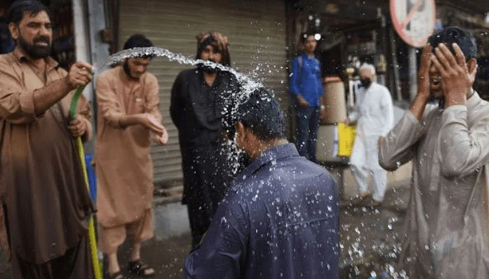Karachi faces heatwave as temperatures rise to 40°C