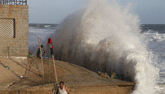 Karachi Police enforce ban on beach visits amid high tides, monsoon risks
