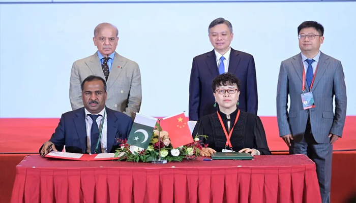 Pakistan, China sign $7bn investment and trade deals