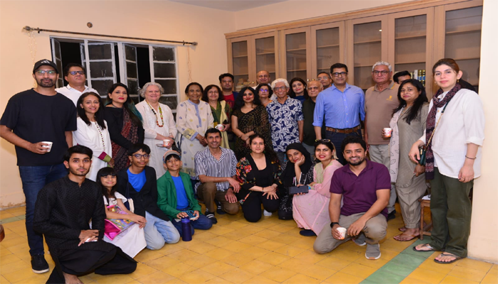 ‘Crones’ Challenges Ageism at Karachi’s Theakada