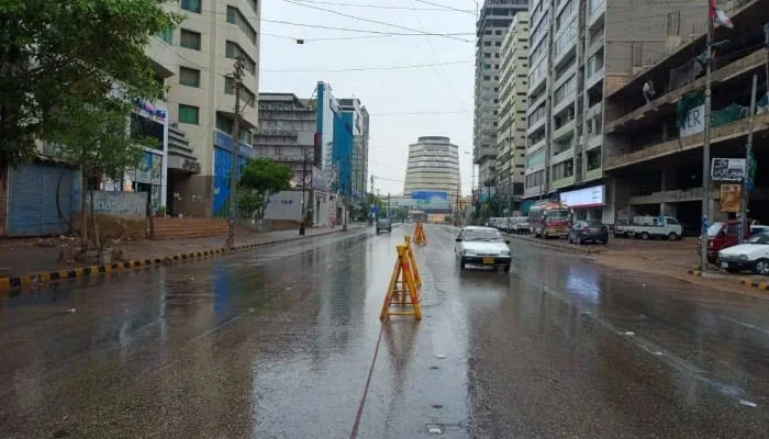 Karachi wakes to overcast skies and gentle showers