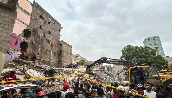 Karachi building collapse kills dozens