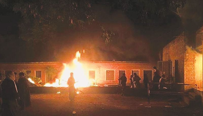 Massive fire hits Karachi’s export zone, 5 workers injured